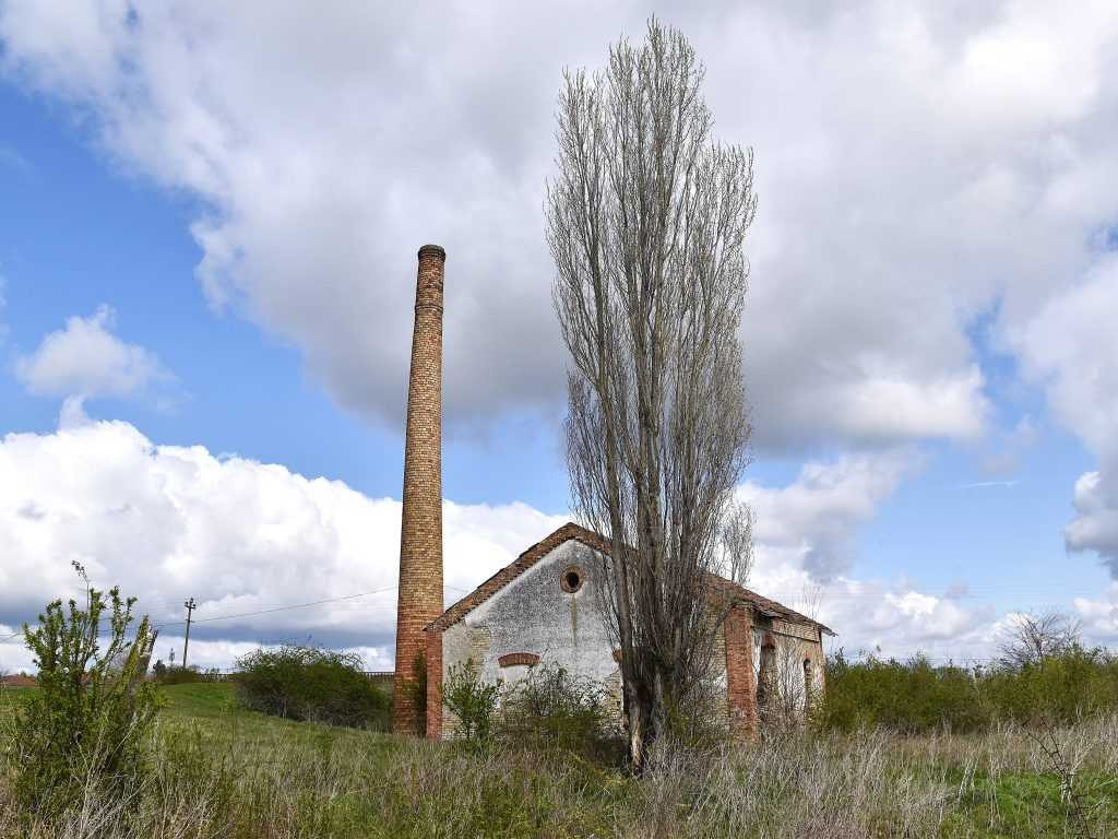 Ruševine stare crpne stanice sa visokim dimnjakom na reci Zlatica iz doba Marije Terezije