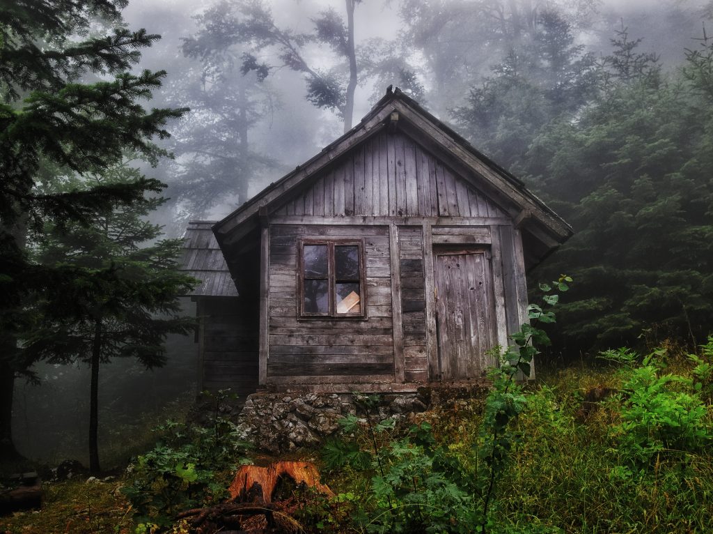 Stara drvena koliba u magli na vidikovcu Biljeska stena gde je sniman film Ptice koje nikad ne polete