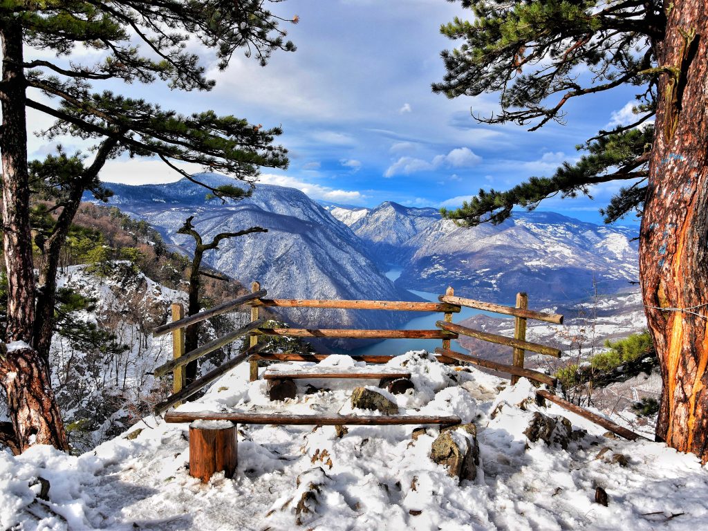 Panoramski pogled sa zimskog vidikovca Banjska stena na kanjon Drine i jezero Perucac pod snegom