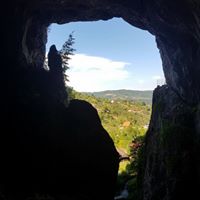 Silueta glave mamuta formirana od svetlosti na izlazu iz Potpecke pecine.