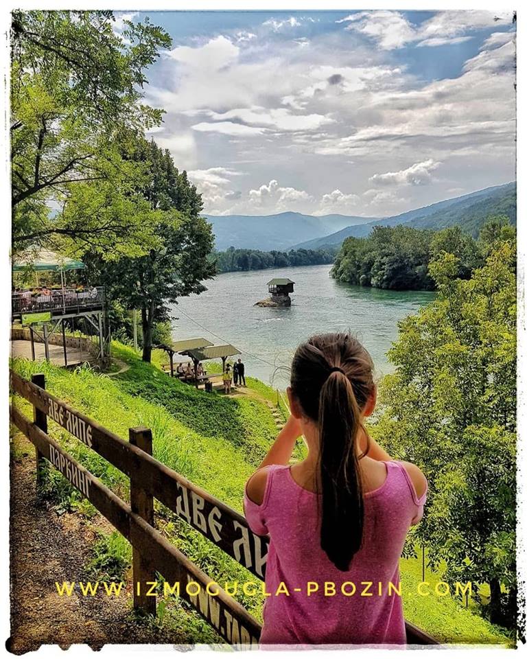 Pobednicka fotografija takmicenja Moja Zapadna Srbija koja prikazuje devojcicu kako posmatra kucicu na Drini sa vidikovca