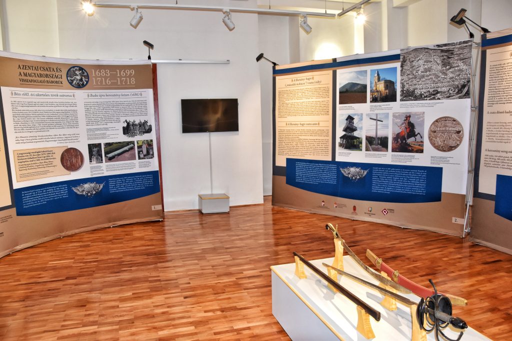 Unutrasnjost spomen vidikovca u Senti sa istorijskim eksponatima i informativnim tablama o bitki kod Sente