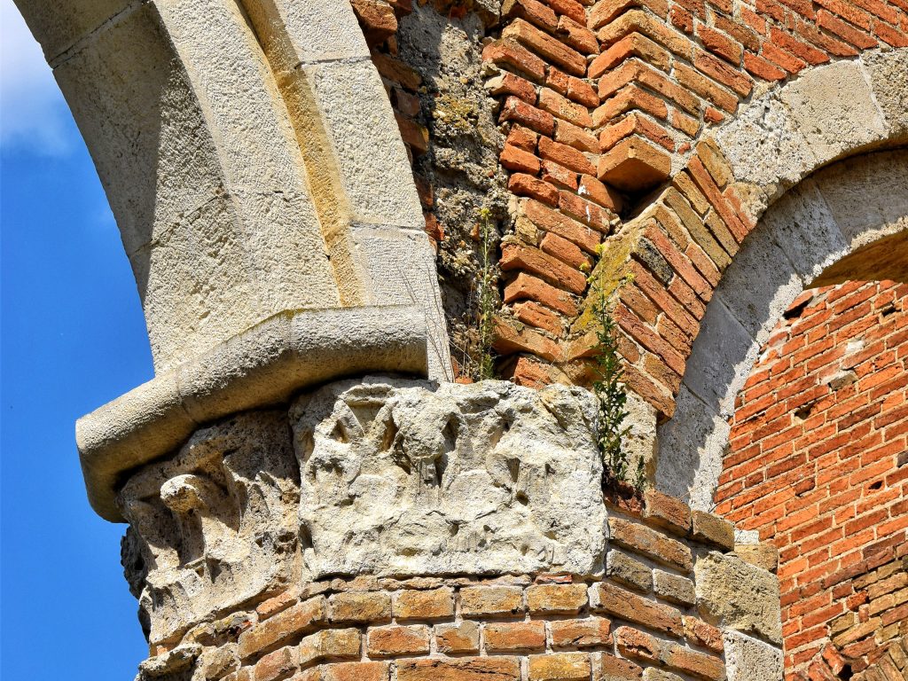 Severni kapitel crkve Araca sa floralnim motivima i lukom od opeke i kamena