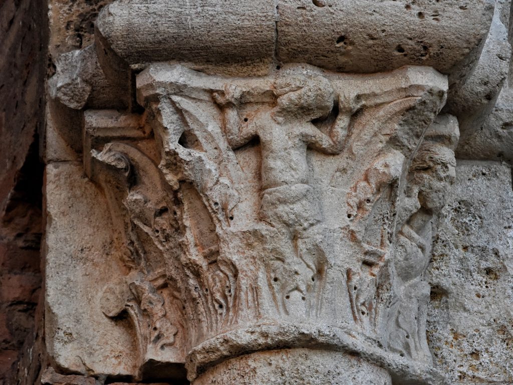 Juzni kapitel crkve Araca sa reljefom raspeca Hristovog i figurama andjela u kamenu