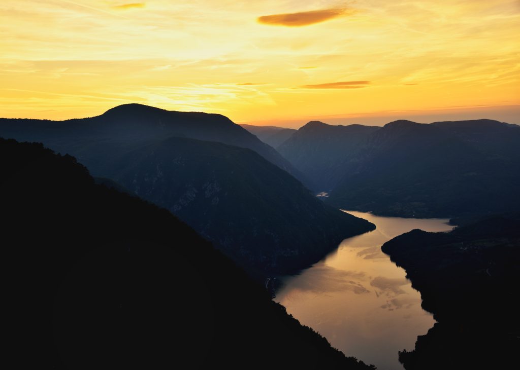 Pogled sa vidikovca Banjska stena na kanjon reke Drine i planinske vrhove u suton