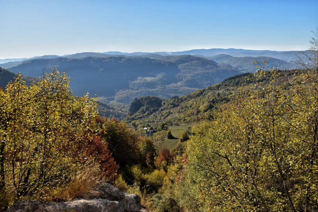 Panoramski pogled sa vidikovca na planini Jadovnik prema dolini Prijepolja u jesenjim bojama