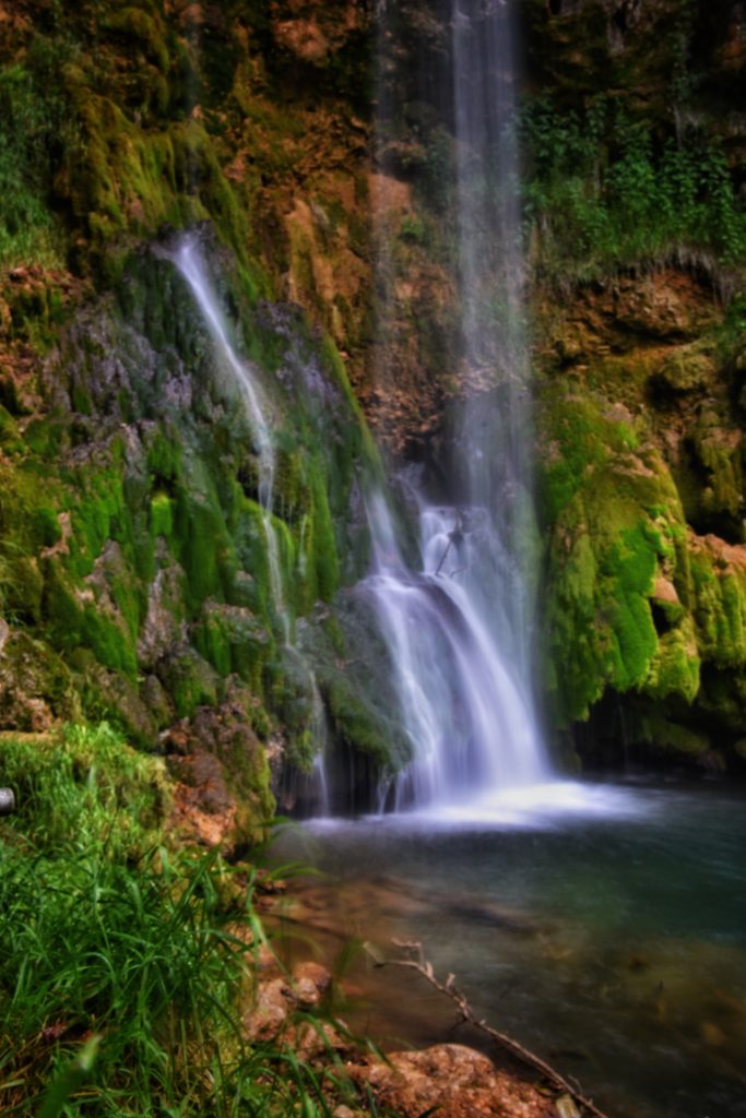Vodopad Veliki Buk na padinama Beljanice kod Despotovca, okružen strmim stenama prekrivenim mahovinom