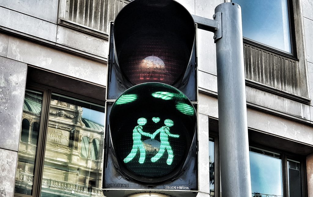 Zeleno svetlo na pešačkom semaforu u Beču koje prikazuje siluete dva muškarca koji se drže za ruke sa srcem između njih.