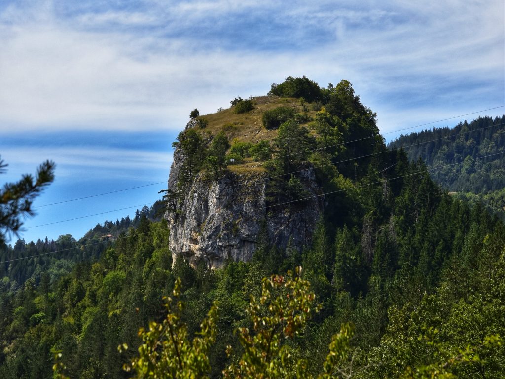 Pogled na impozantnu kamenu formaciju Ravna stena, sa bujnom vegetacijom u podnožju na planini Tara.