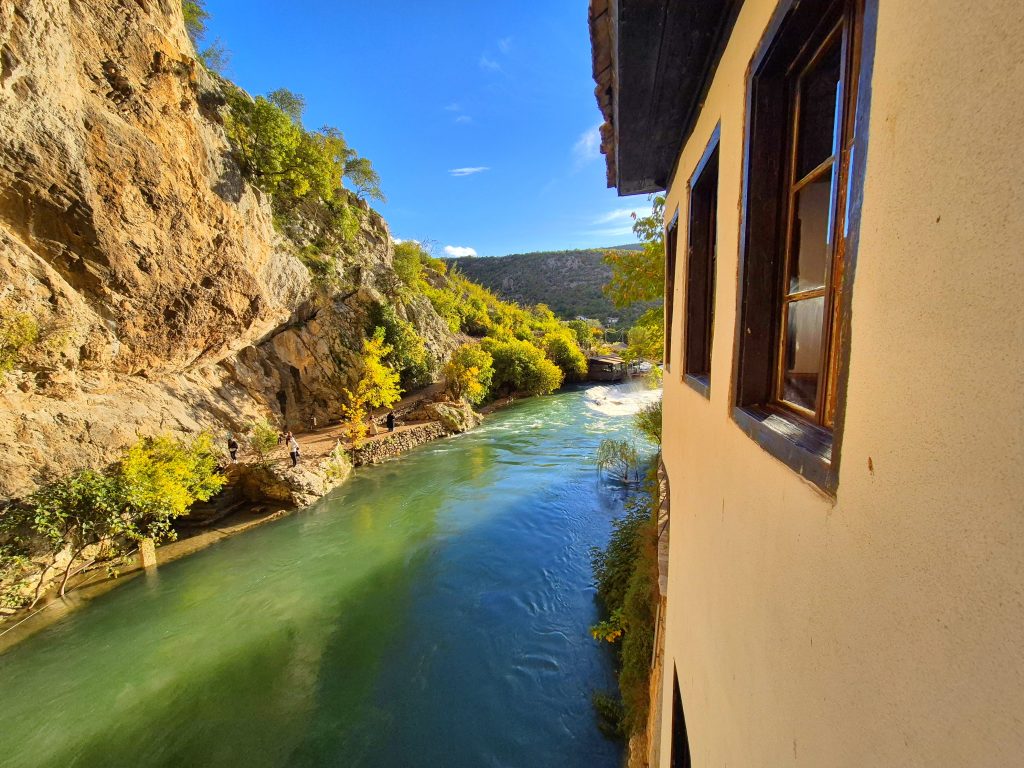 Blagajska Tekija na steni, vertikalni pogled na nabujalo vrelo Bune, Mostar