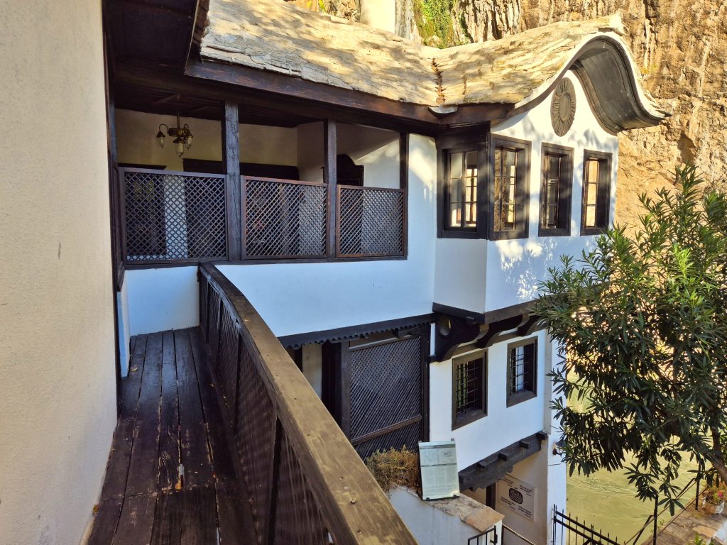 Drveni doksat na Musafirhani, spoljna arhitektura Tekije iznad rijeke Bune