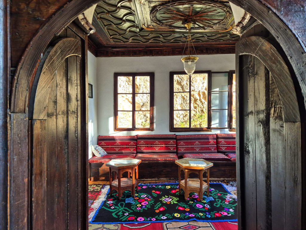 Enterijer Musafirhane, topla soba sa sećijama i drvenim lukom, Blagajska Tekija