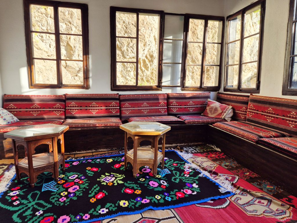 Detalj enterijera, sećija i prozori Tekije naslonjeni na kamenu liticu