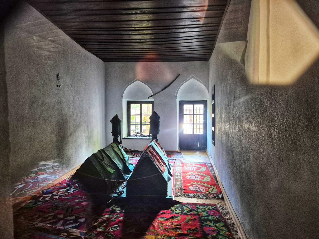 Turbe (mauzolej) u Blagajskoj Tekiji, mistični enterijer, mesto počinka Sari Saltuka