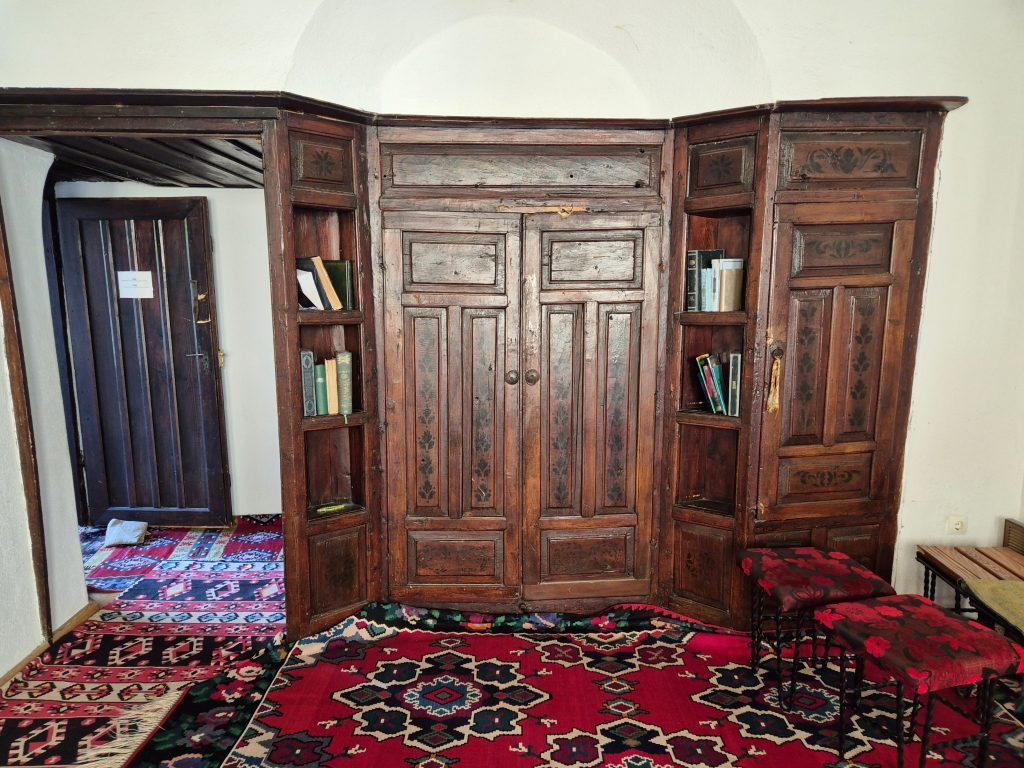 Detalj stare drvene biblioteke/ormara, riznica rukopisa i simbolike skrivenog znanja u Blagajskoj Tekiji