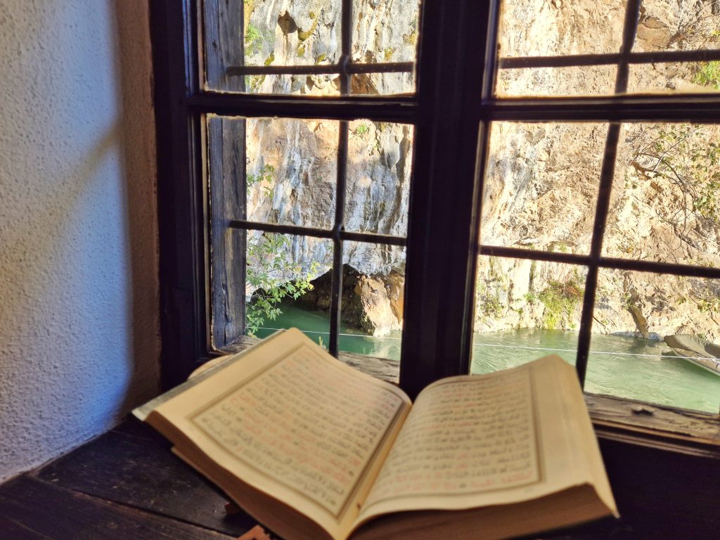 Knjiga i prozor, kutak za meditaciju u Blagajskoj Tekiji, pogled na rijeku Bunu u jesen