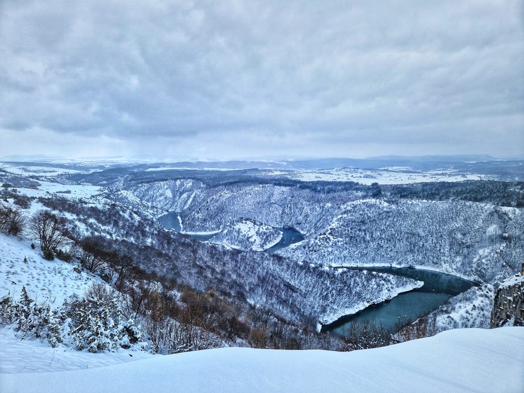 Zaleđeni meandri reke Uvac kod Sjenice zimi sa vidikovca Molitva