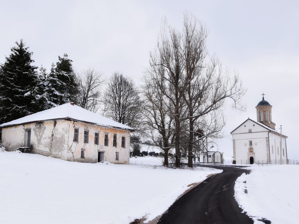 Hram Svetog Georgija i stara osnovna škola iz 1871. godine u selu Lopiže kod Sjenice