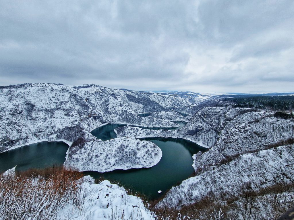 Kanjon reke Uvac sa meandrima koji prema legendi predstavljaju tragove repa aždaje