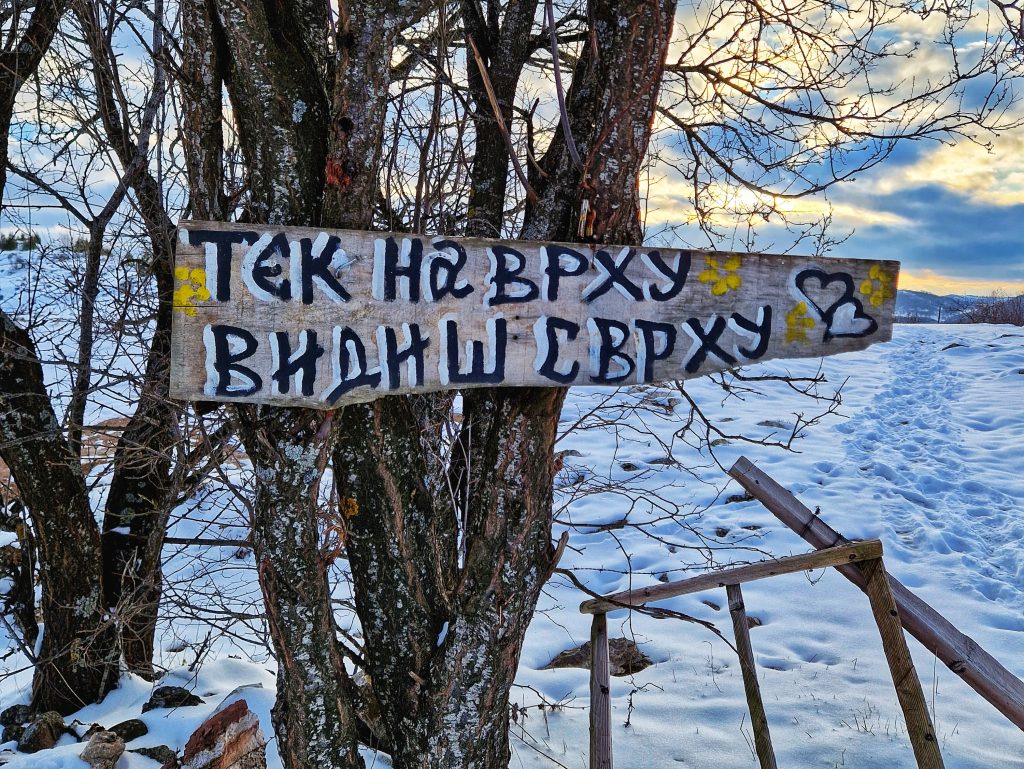 Drvena tabla sa natpisom Tek na vrhu vidiš svrhu na vidikovcu Molitva iznad meandara Uvca