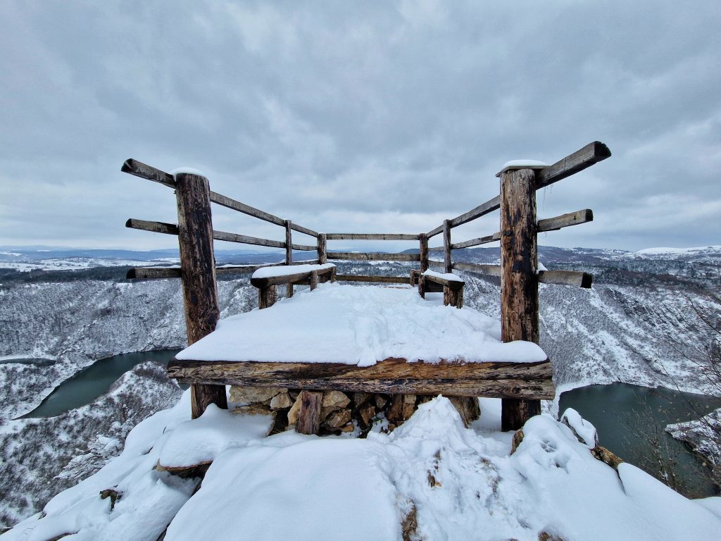 Drveni vidikovac Molitva prekriven snegom iznad meandara reke Uvac u Sjenici