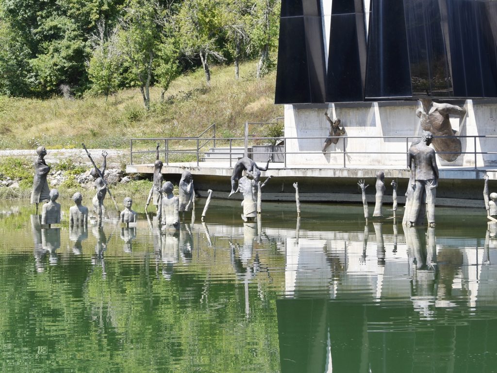 spomen-kompleks-stari-brod-skulpture-u-reci-drini
