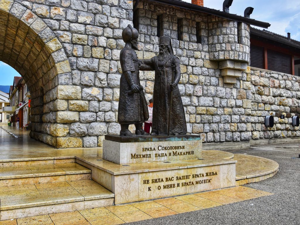 Spomenik braci Sokolovic Mehmed pasi i Makariju u Andricgradu