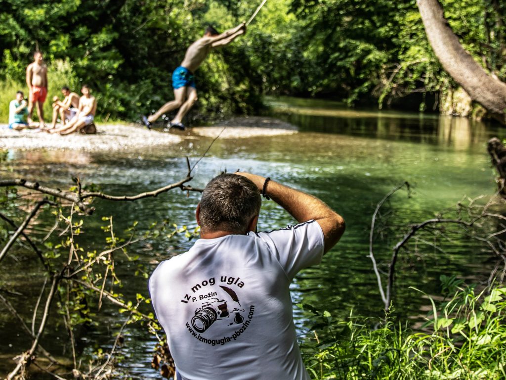 Predrag Božin u majici sa logotipom Iz mog ugla – P. Božin