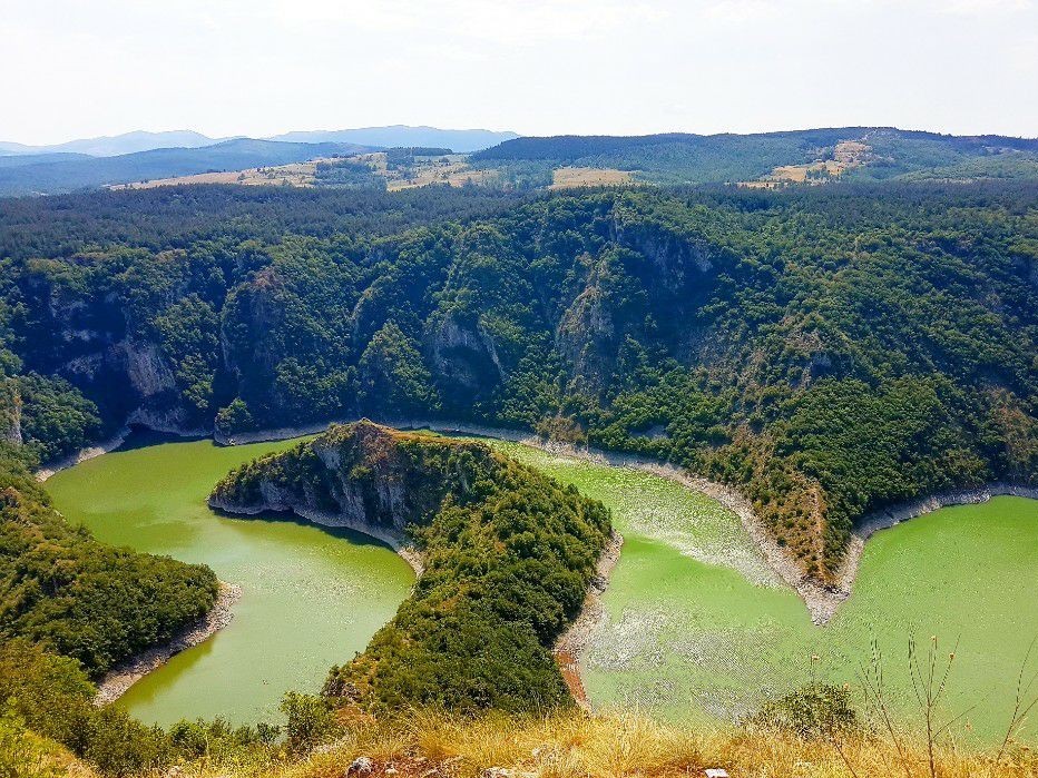 Panoramski pogled na meandre reke Uvac sa vidikovca Molitva.