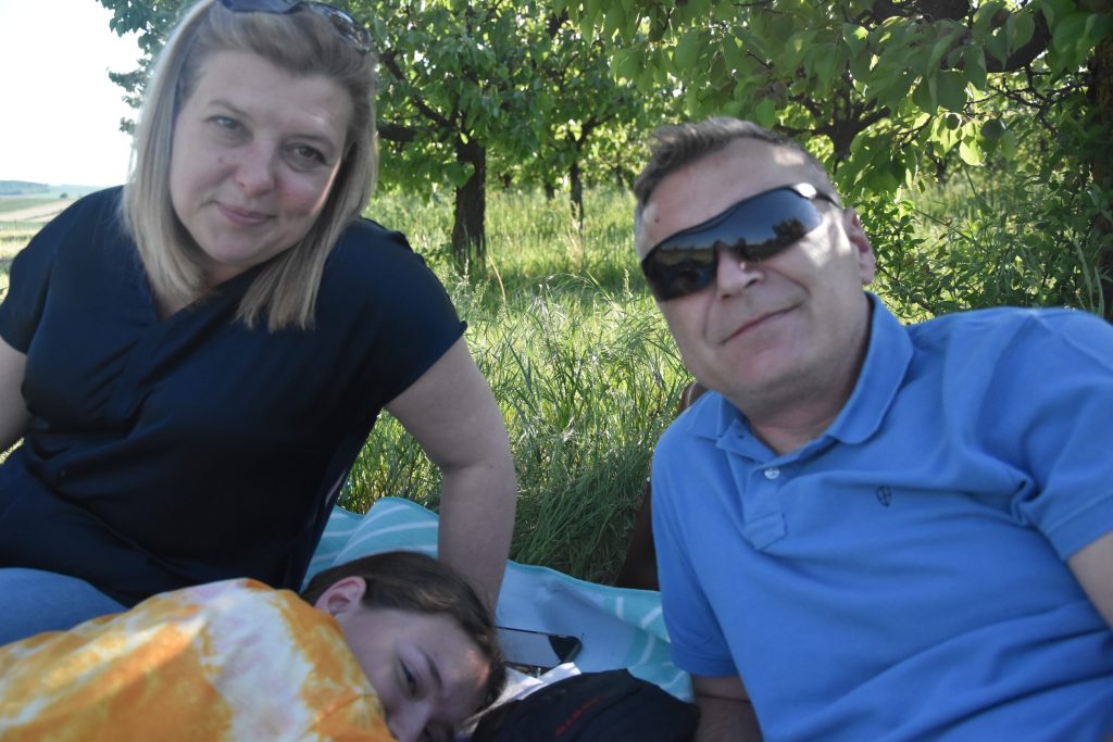 Predrag Božin u krugu porodice na pikniku u prirodi