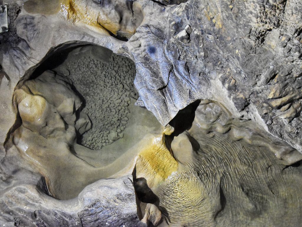 Detaljan prikaz dzinovskog lonca u Stopica pecini, specificnog oblika nastalog delovanjem recne erozije