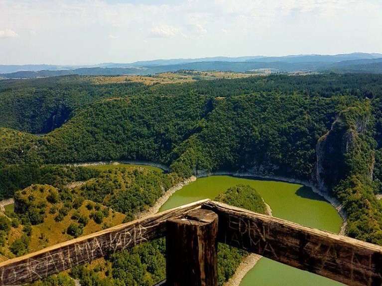 Drveni vidikovac Molitva sa pogledom na kanjon reke Uvac i krstarenje brodićima