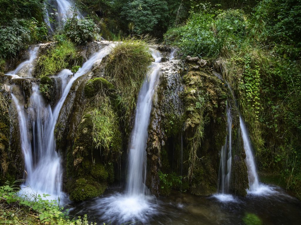 Vodopad Gostilje na Zlatiboru sa slapovima koji padaju preko krecnjackih stena prekrivenih mahovinom