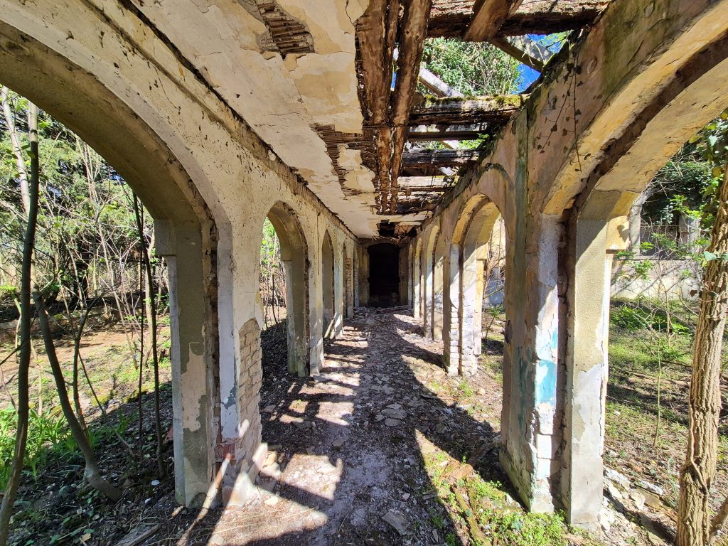 Rusevine arkadnog hodnika dvorca Fernbah na Baba Pusti sa unistenom krovnom konstrukcijom i gredama
