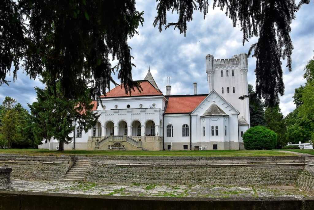 Mermerni bazen u dvoristu dvorca Fantast kod Beceja imanje Bogdana Dundjerskog