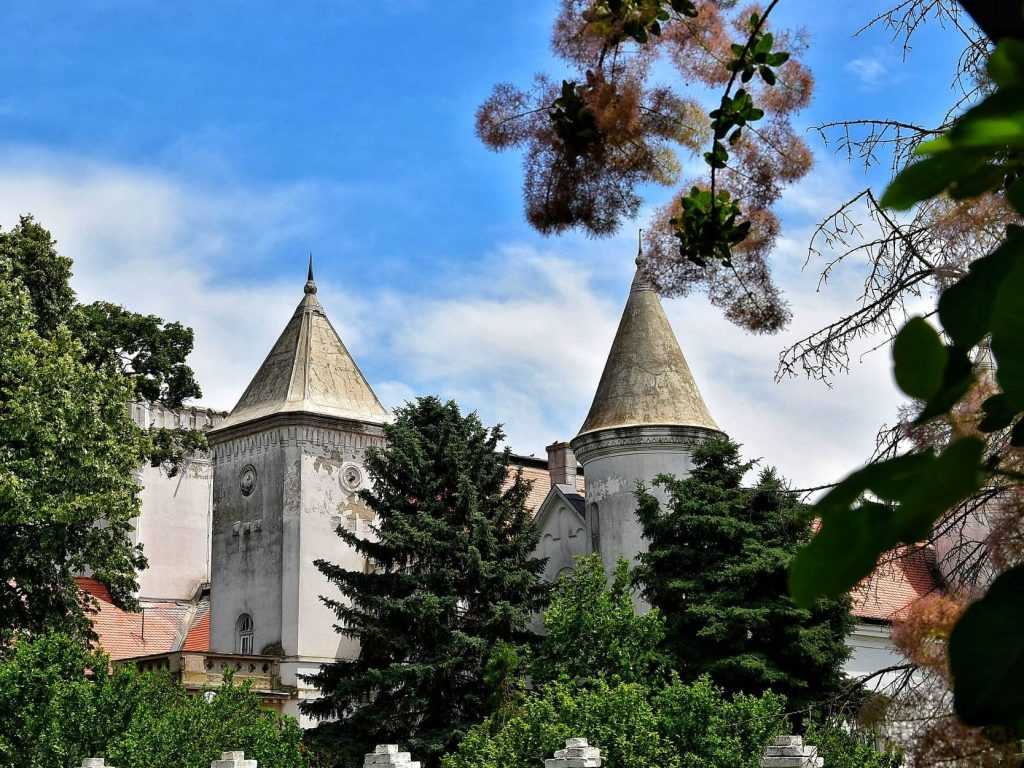 Arhitektura tornjeva dvorca Fantast u Beceju sa detaljima kupola i okolnim parkom porodice Dundjerski