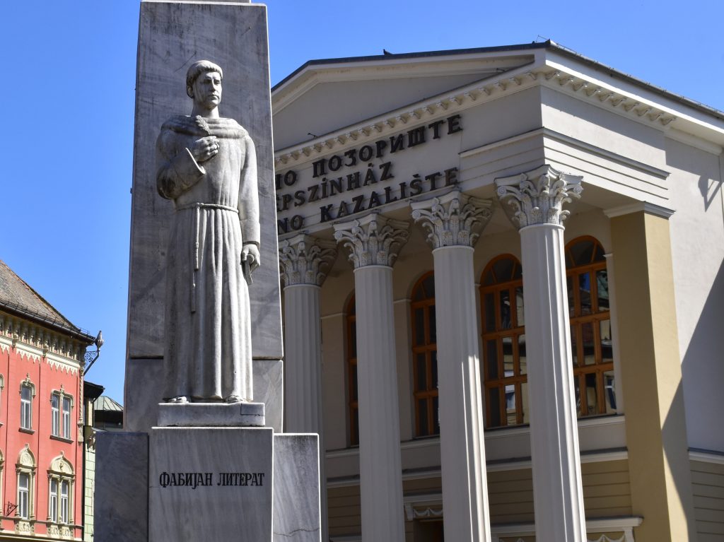 Statua pisara sa perom ispred Narodnog pozorista u Subotici