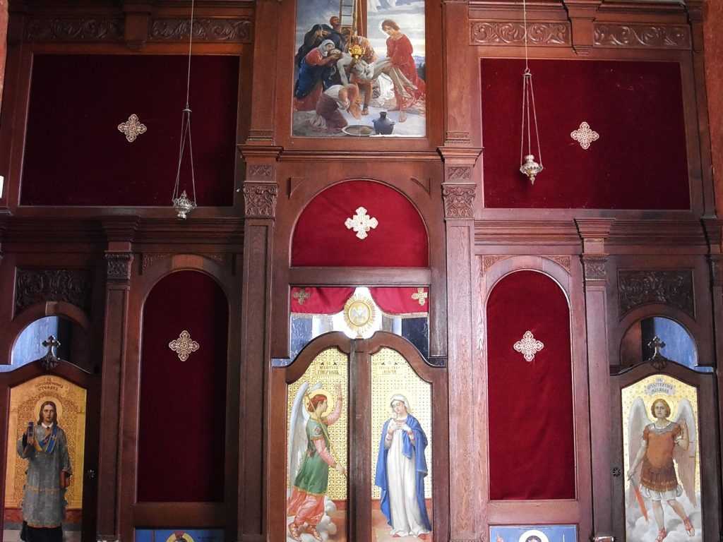 Unutrašnjost kapele Bogdana Dunđerskog na imanju Fantast sa vidljivim praznim mestima na ikonostasu gde su ukradene ikone Uroša Predića. Crveni pliš i drvorez