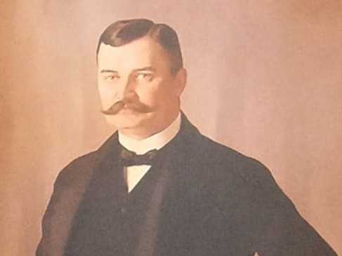 Portret Bogdana Dundjerskog iznad kamina u dvorcu Fantast