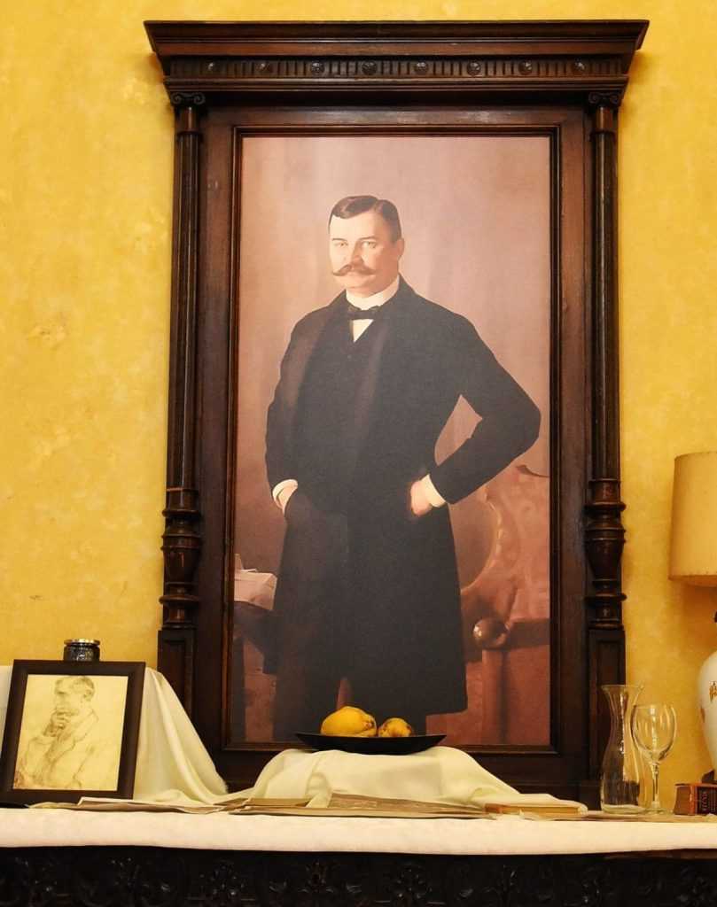 Portret Bogdana Dundjerskog u salonu dvorca Fantast sa dunjama na stolu