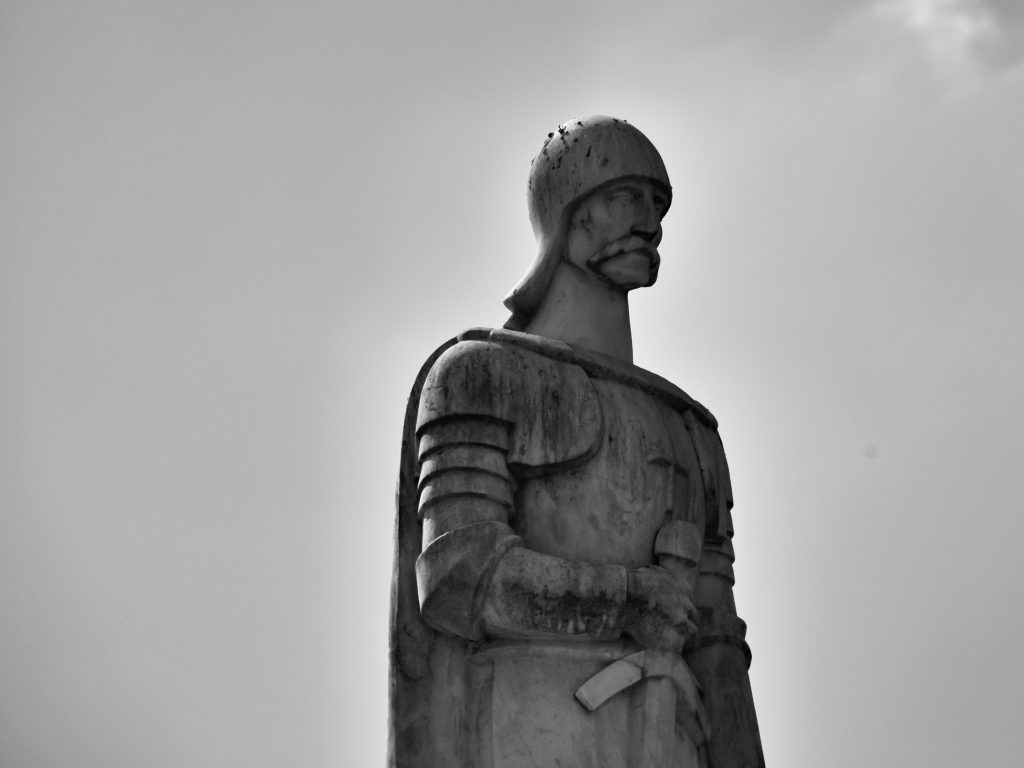 Krupni kadar spomenika caru Jovanu Nenadu u crno-beloj tehnici