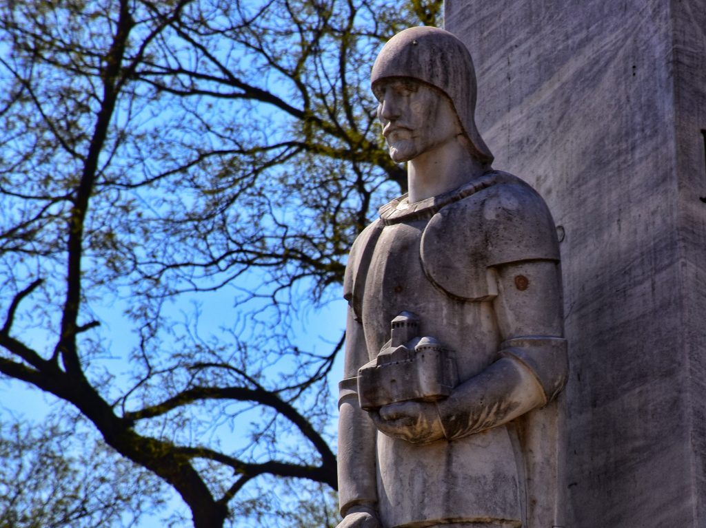 Statua ratnika u oklopu koji simbolizuje vojnu moc cara Jovana Nenada
