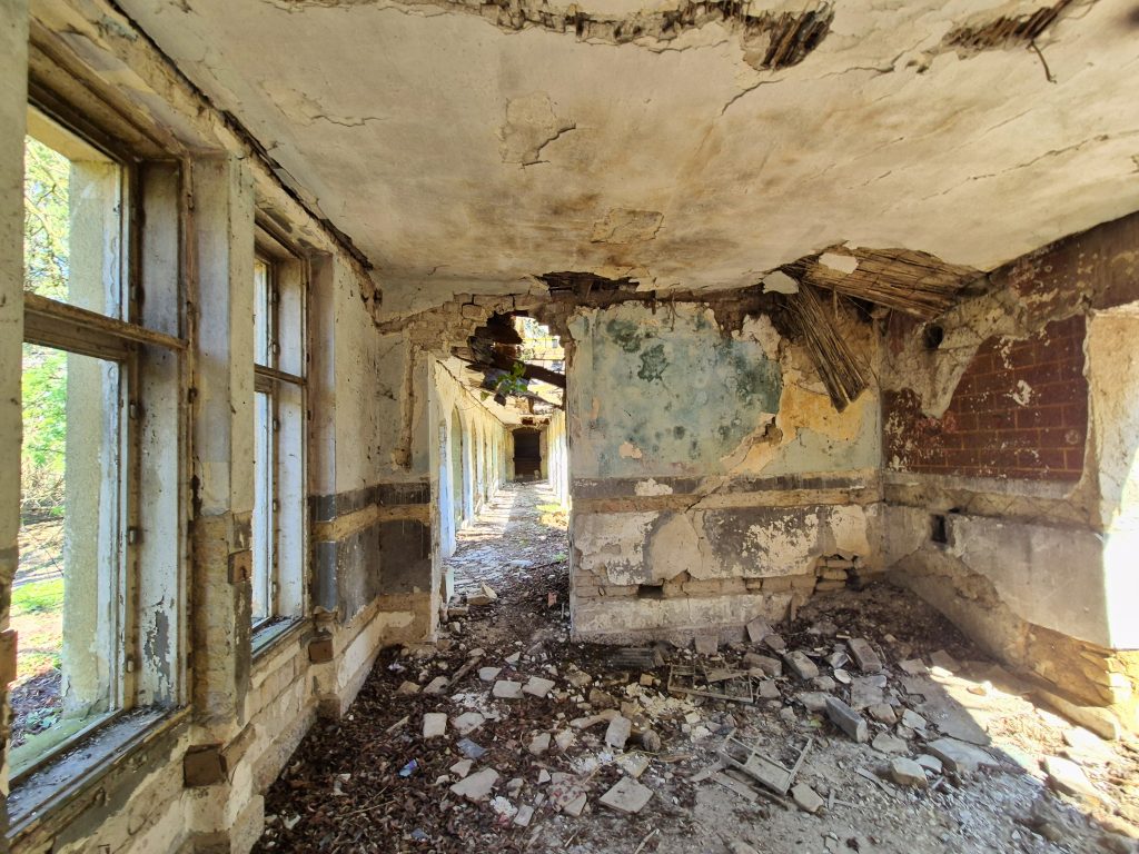 Unutrasnjost rusevnog dvorca Fernbah na Baba Pusti sa ostacima plafona od trstike i unistenim zidovima