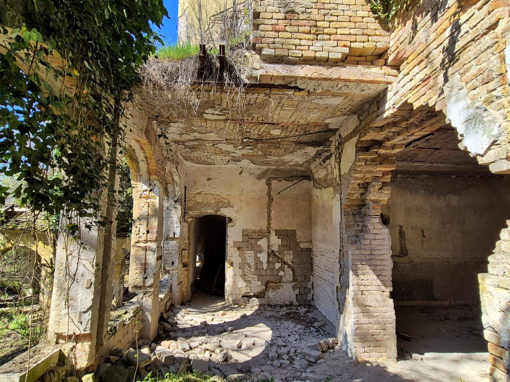 Unutrasnjost dvorca Fernbah na Baba Pusti sa ogoljenim zidovima od Rajhlove cigle i urusenim plafonom