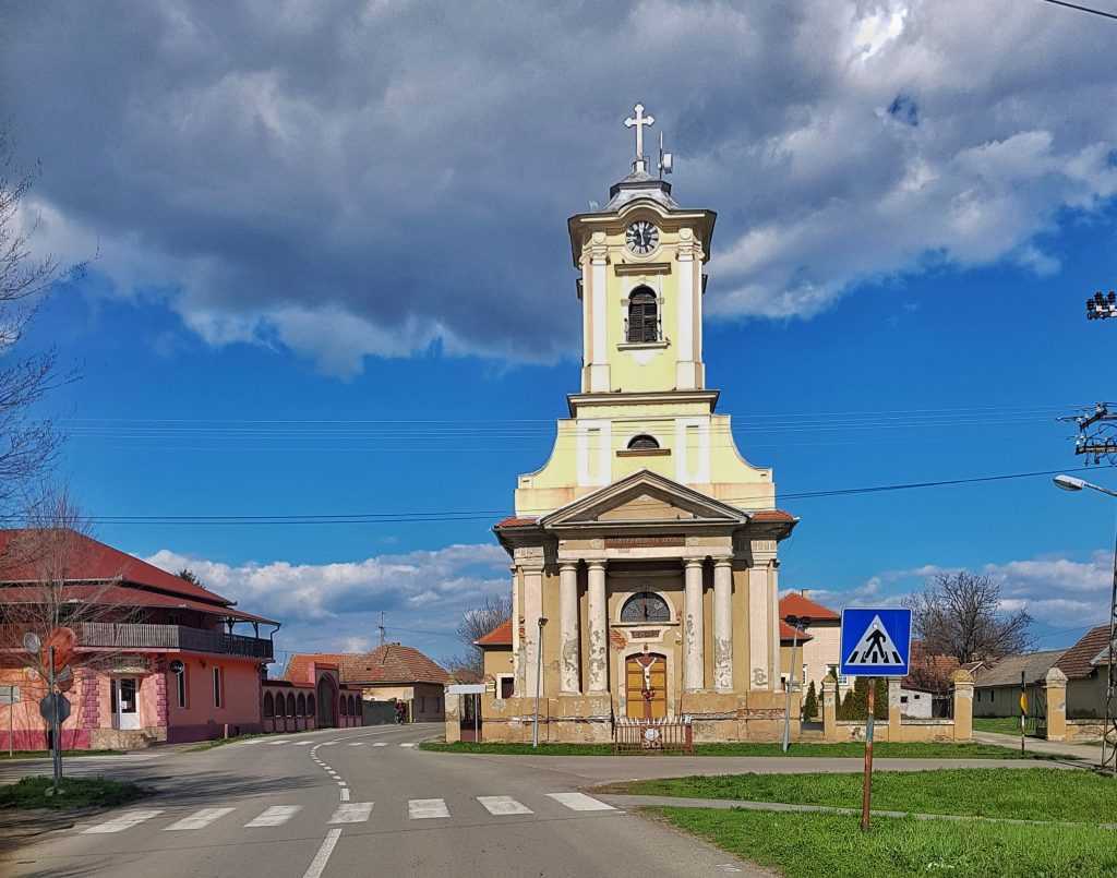 Katolicka crkva u centru mesta Padej u Vojvodini sa tornjem i stubovima
