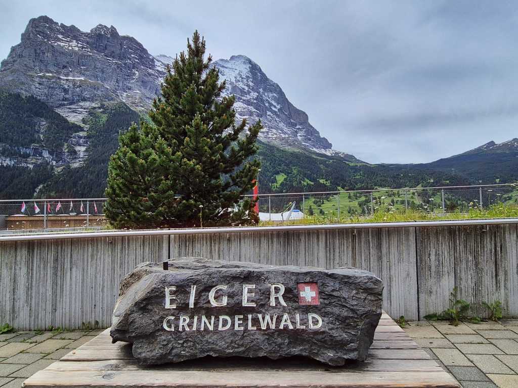 Kamen sa natpisom Eiger Grindelwald ispred severne stene Eigera