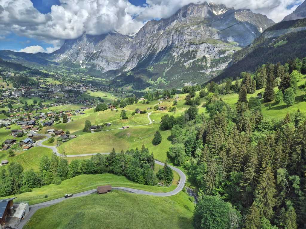 Pogled na dolinu Grindelwalda sa planinskim vrhovima i tradicionalnim svajcarskim kucama