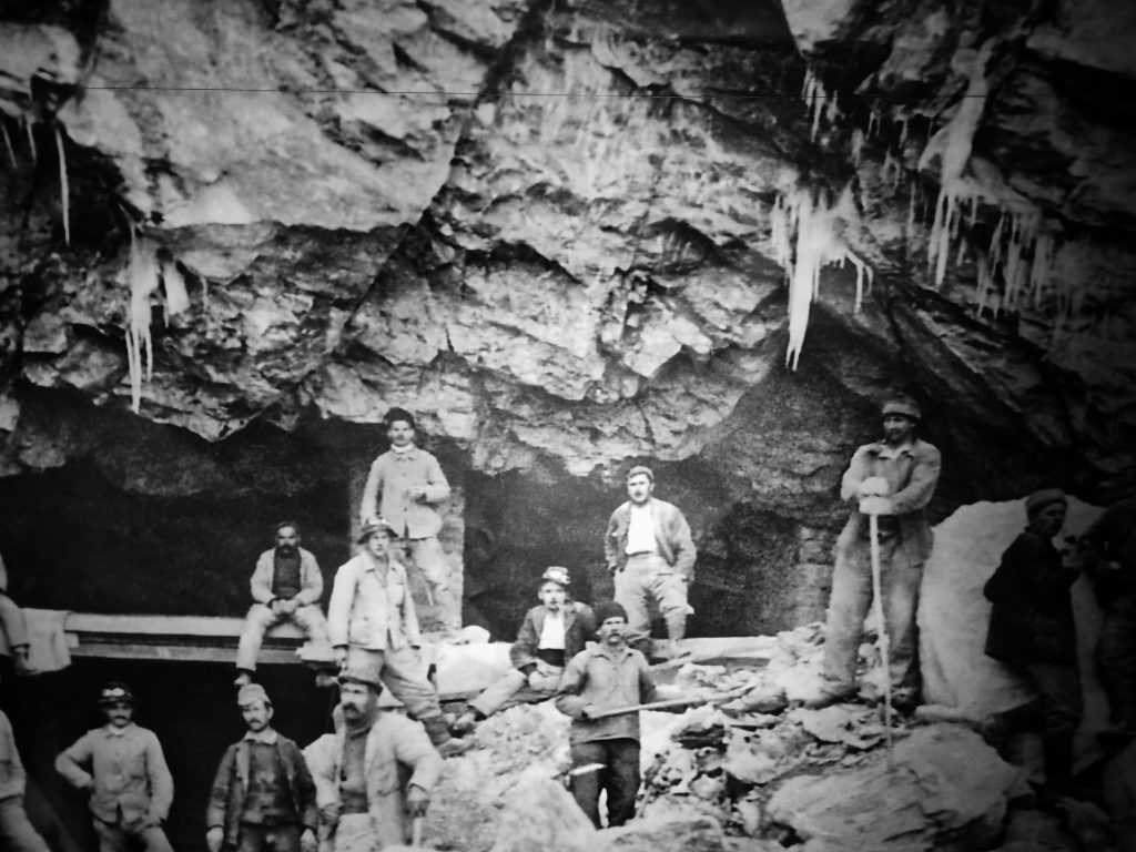 Istorijska crno-bela fotografija radnika koji su busili tunel kroz Eiger za vreme izgradnje pruge