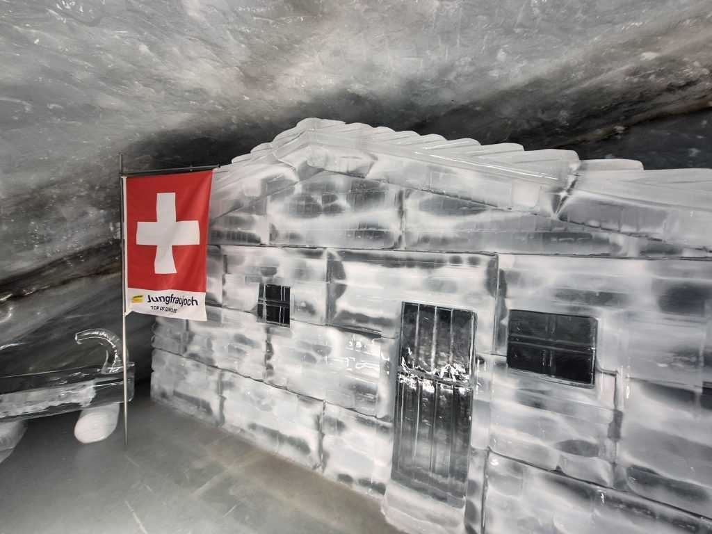 Ledena kucica i svajcarska zastava u Ledenoj dvorani na Jungfraujoch-u