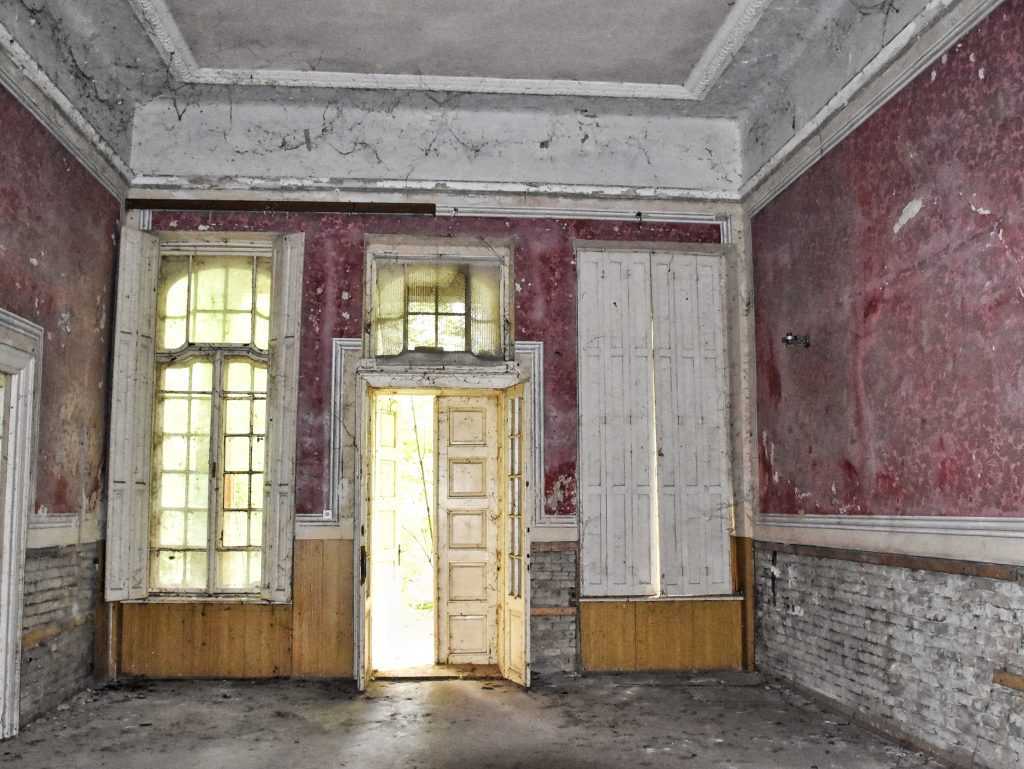 letnjikovac Gombos Becej enterijer prozor vrata bordo zid